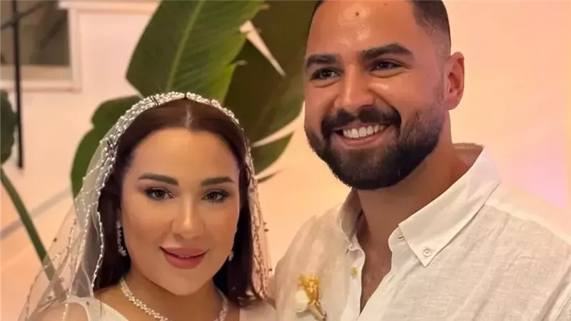 بفستان بسيط.. أسما شريف منير تتألق في حفل زفافها 