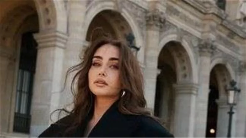 هنا الزاهد تخطف الأنظار بإطلالة ساحرة في باريس خلال عيد الفطر