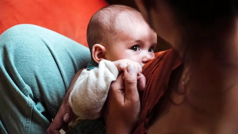 هل الرضاعة الطبيعية وسيلة طبيعية فعالة لمنع الحمل؟.. استشاري يجيب 