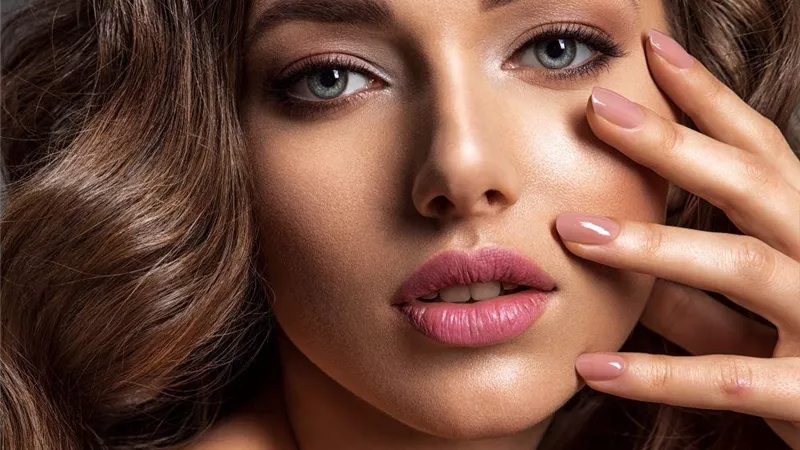  لصاحبات البشرة السمراء.. ألوان مناكير رائجة موضة صيف 2025 