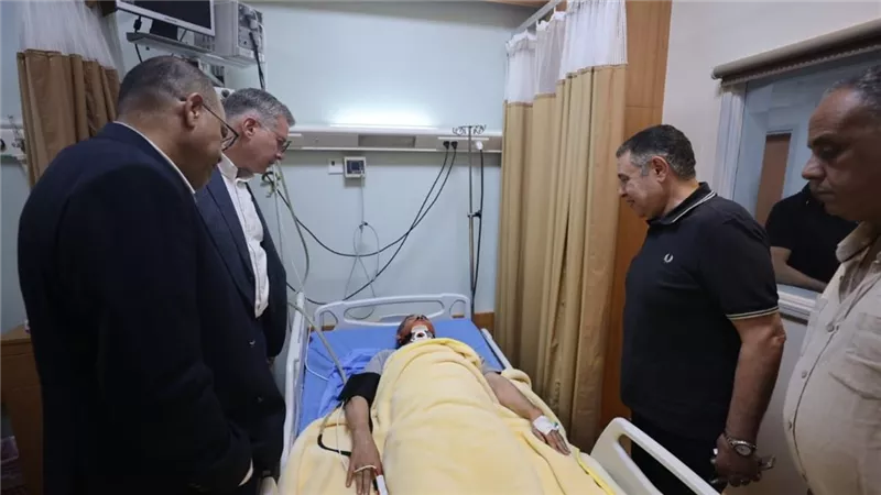 وزيرا البترول والعمل يطمئنان على الناجين من حادث بارج خليج السويس
