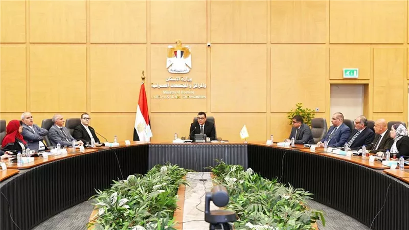 وزير الإسكان يتابع موقف توفيق الأوضاع بالأراضي المنضمة لأحوزة عددٍ من المدن 