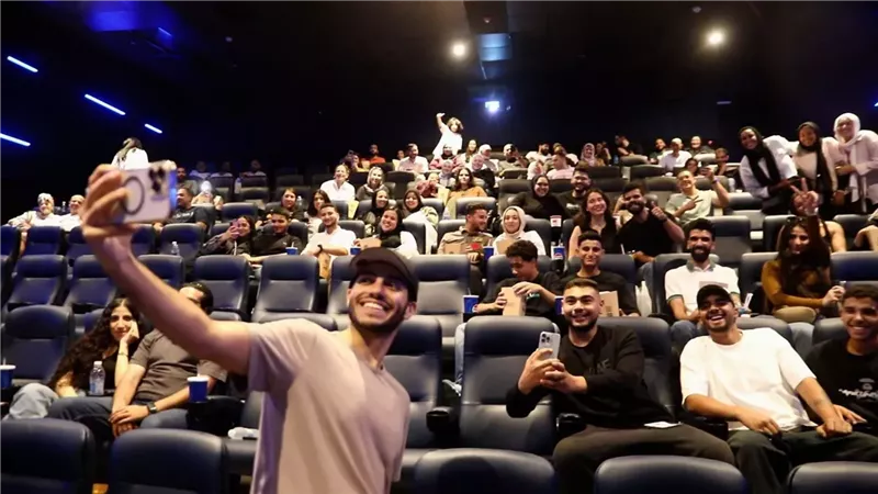 يروج لفيلمه في عز الضهر .. مينا مسعود يتجول بسينمات القاهرة