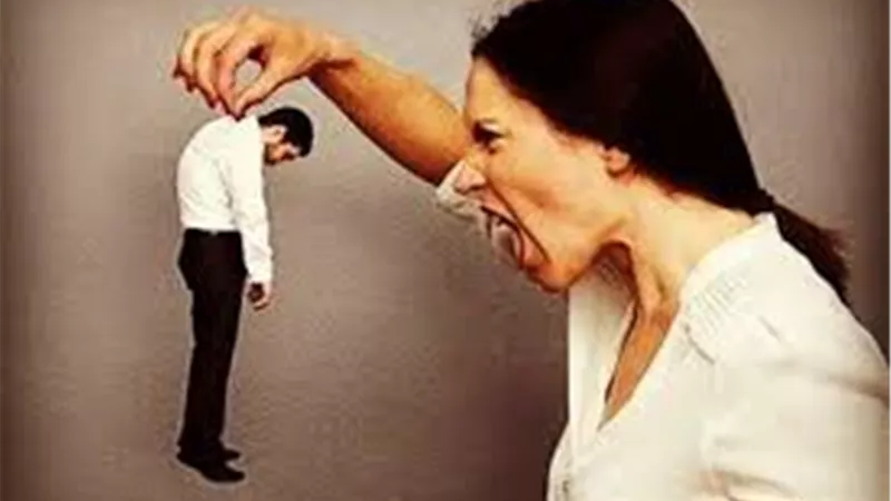 أختي تهين زوجها ضعيف الشخصية أمام الناس.. ماذا أفعل؟