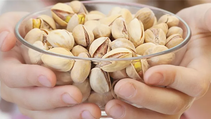 رزق ومال وفير.. تفسير حلم أكل الفستق في المنام لابن سيرين 