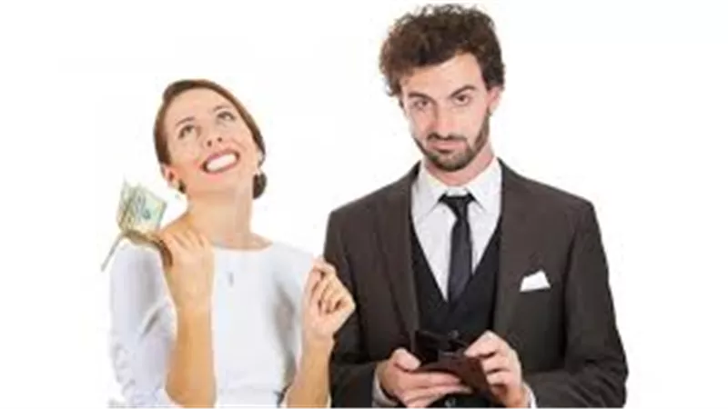 خطيبي لا يقدم لي هدايا ويتهرب من المصاريف.. ماذا أفعل؟