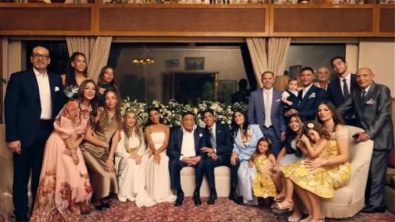 عادل إمام يعود للأضواء بعد غياب طويل.. وظهوره يشعل أجواء زفاف حفيده 
