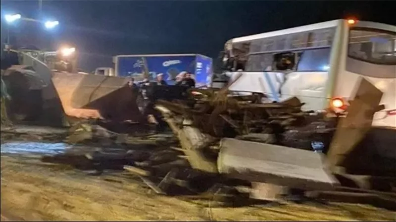 نزيف الأسفلت لا يتوقف.. حادث تصادم سيارة نقل وأتوبيس على الطريق الإقليمي بالعاشر