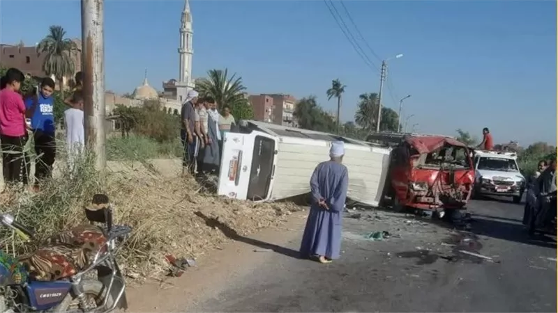 إصابة 14 شخصا في حادث تصادم سيارتين ميكروباص بسوهاج (صور)
