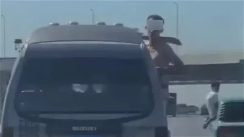 شاب عارٍ يحمل سلاحًا أبيض يثير الذعر على الطريق الصحراوي.. ومطالبات بمحاسبته