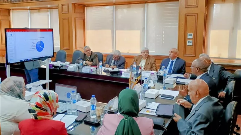 نائب وزير الإسكان يعقد اجتماعًا مع 