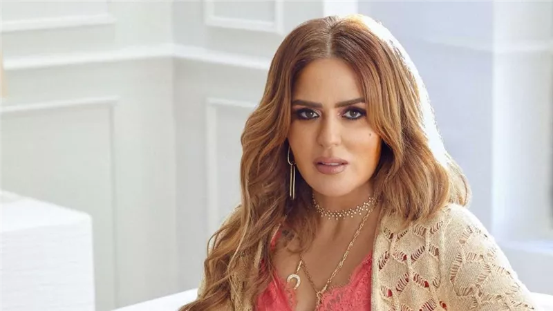 تصعيد جديد بأزمة مها الصغير.. فنان فرنسي يتهمها بسرقة لوحاته ويدين ظهورها ببرنامج 