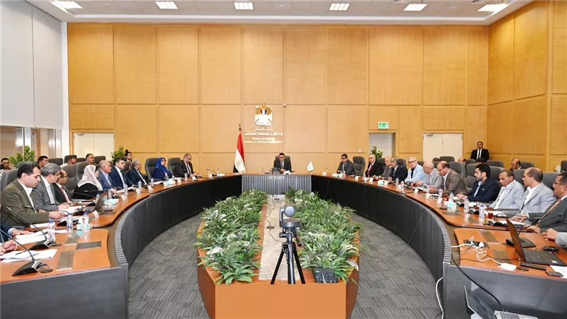 وزير الإسكان يعقد اجتماعه الدوري لمتابعة المشروعات السكنية بعددٍ من المدن والمحافظات