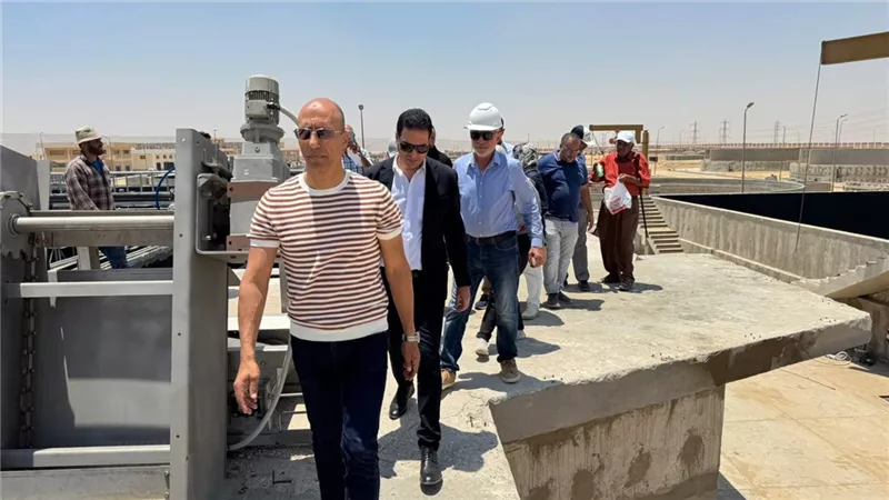رئيس جهاز القاهرة الجديدة يشهد التشغيل التجريبي لمحطة معالجة صرف صحي 
