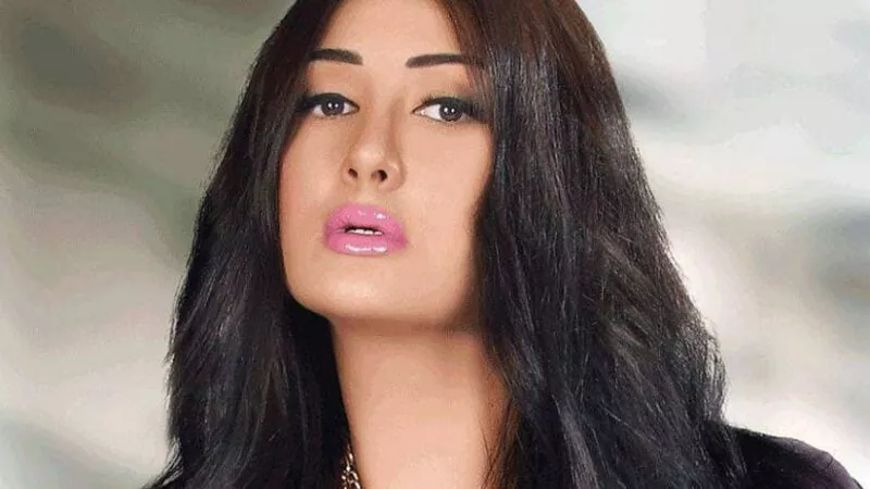 بجبيرة في القدم.. الفنانة غادة عبد الرازق تثير قلق متابعيها