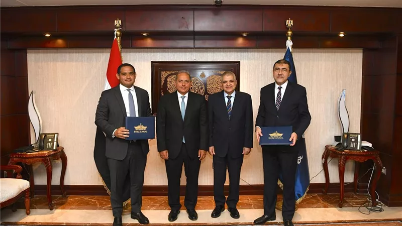 الفريق أسامة ربيع يشهد بروتوكول بين قناة السويس وبنك مصر بمشروعات التطوير 