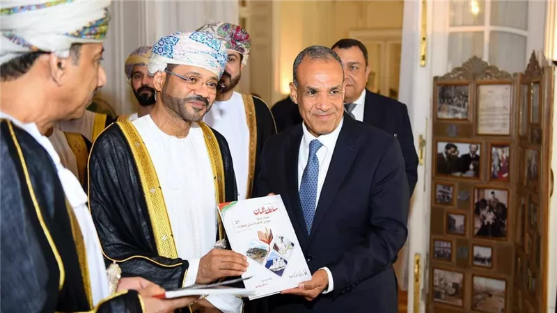 سفارة عمان بالقاهرة تصدر كتابا يوثق مشاركة السلطنة كضيف شرف معرض القاهرة للكتاب