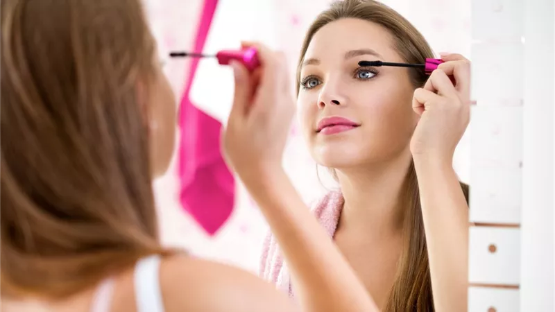 تفسير حلم وضع المكياج في المنام للعزباء والمتزوجة والحامل