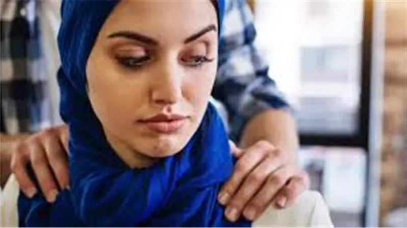أبي يتحرش بزوجتي .. ماذا أفعل؟