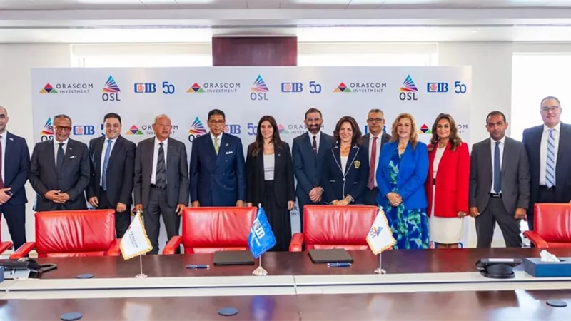 توقيع عقد بين شركة أو إس إل والبنك التجاري لتمويل عروض الصوت والضوء بالأهرامات