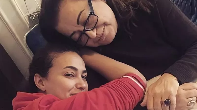 الموت يفجع هند صبري في والدتها.. هل تقام الجنازة بمصر أم تونس؟