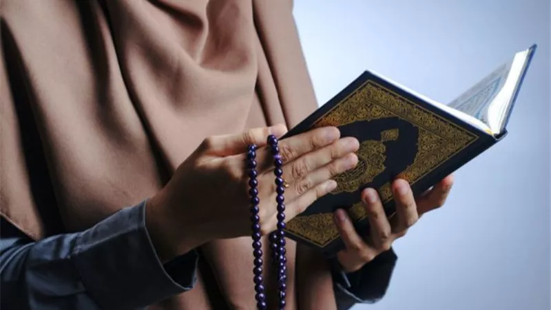 بشارة خير ونجاح  .. تفسير حلم سماع سورة القدر في المنام