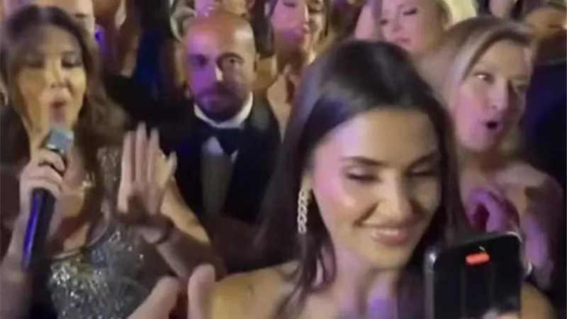 على أنغام أخاصمك آه..هاندا أرتشيل ترقص مع نانسي عجرم بزفاف نجل إيلي صعب 