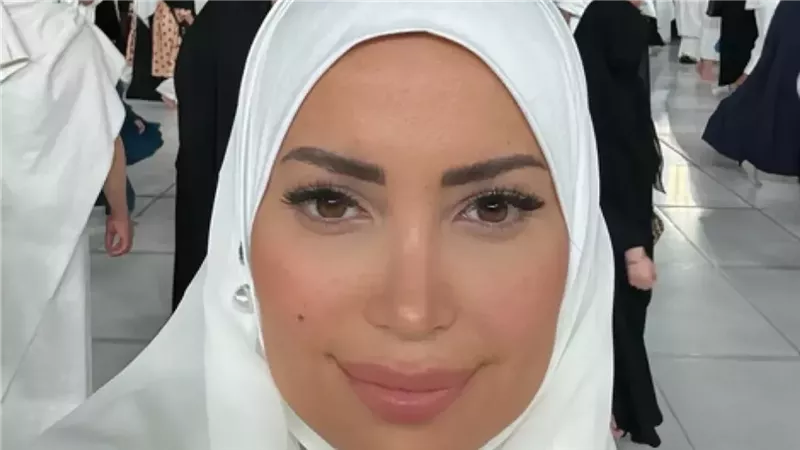 نسرين طافش تفاجئ الجمهور بالحجاب بأول ظهور لزوجها الجديد في العمرة