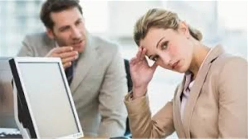 طلبت من زوجتي أن تحذف زميلها.. هل أنا أناني؟