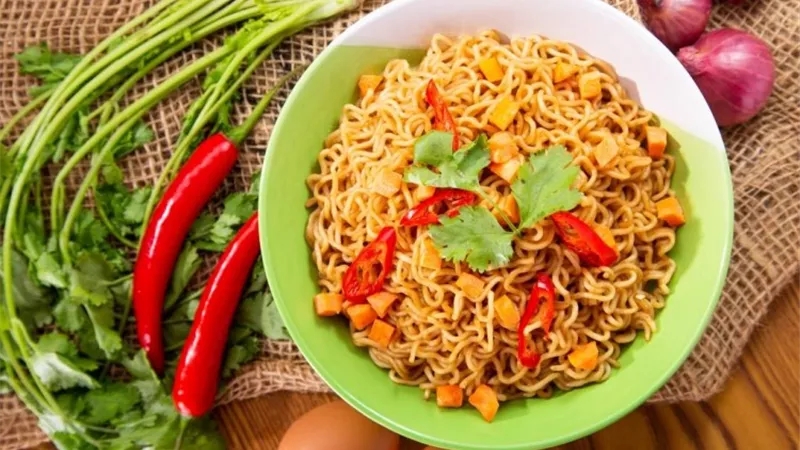 طريقة عمل الإندومي اللذيذة بخطوات سهلة وبسيطة في المنزل 