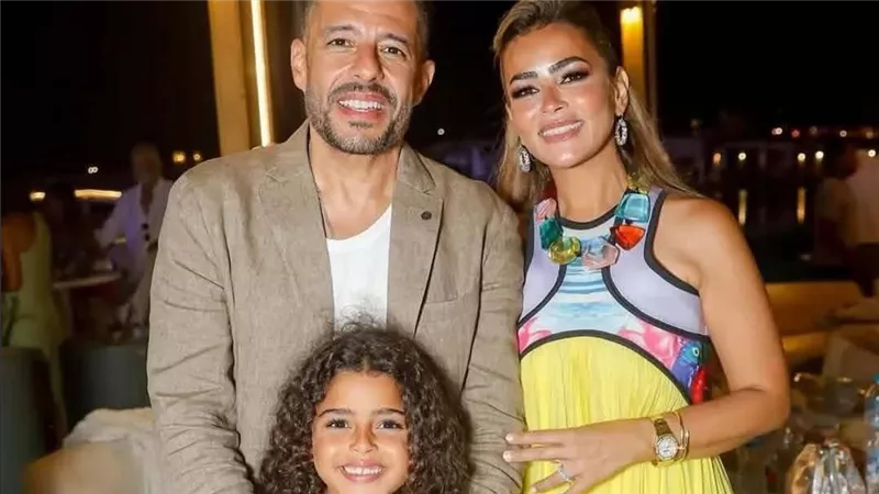 محمد حماقي يظهر برفقة زوجته وابنته في أجواء عائلية على الساحل الشمالي