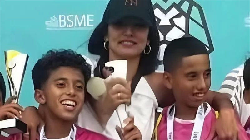 أبناء زينة يثيرون الجدل مجددًا..  والشبه مع الأم فقط يشعل مواقع التواصل
