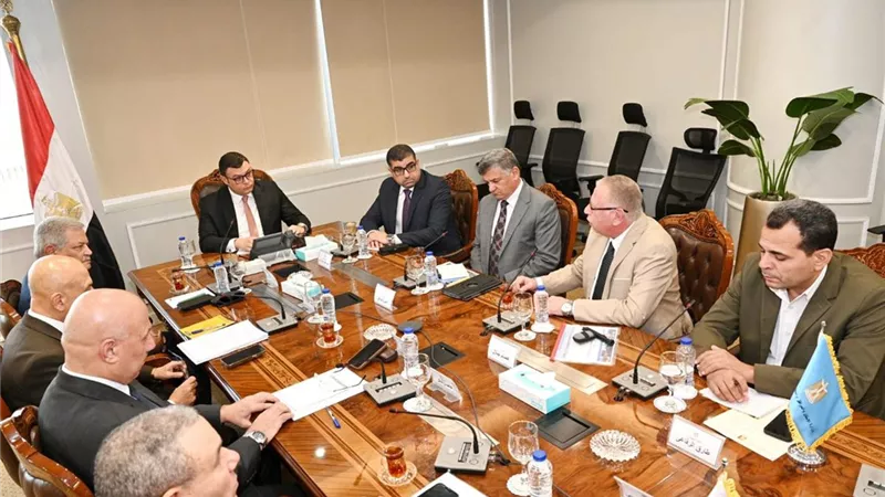 وزير الإسكان يلتقي رئيس مجلس إدارة الشركة الوطنية للمقاولات لمتابعة موقف المشروعات المشتركة