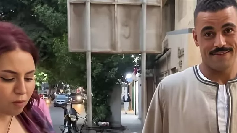 بائع التين الشوكي يخطف أنظار فتيات السوشيال ميديا 