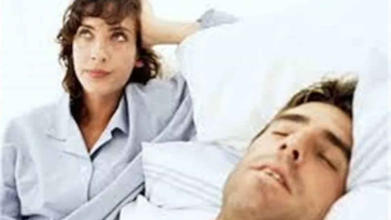 زوجي لا يقترب مني ويعيش في غرفته مع الإباحية والحشيش.. ماذا أفعل؟