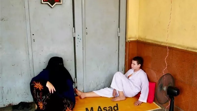 بعد انقطاع الكهرباء في الجيزة.. الأم تهرب بابنها إلى الشارع 