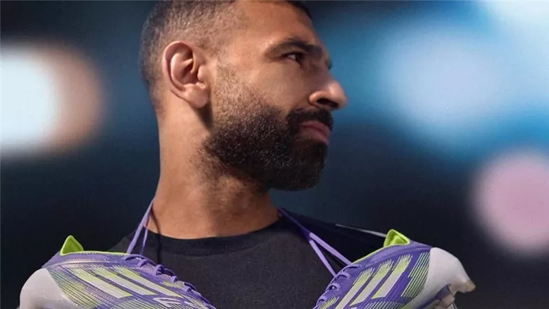 محمد صلاح يفاجئ متابعيه بحذاء جديد بتصميم عائلي مميز