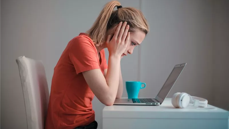 اكتشفت أن حبيبي غير حقيقي.. ماذا أفعل؟