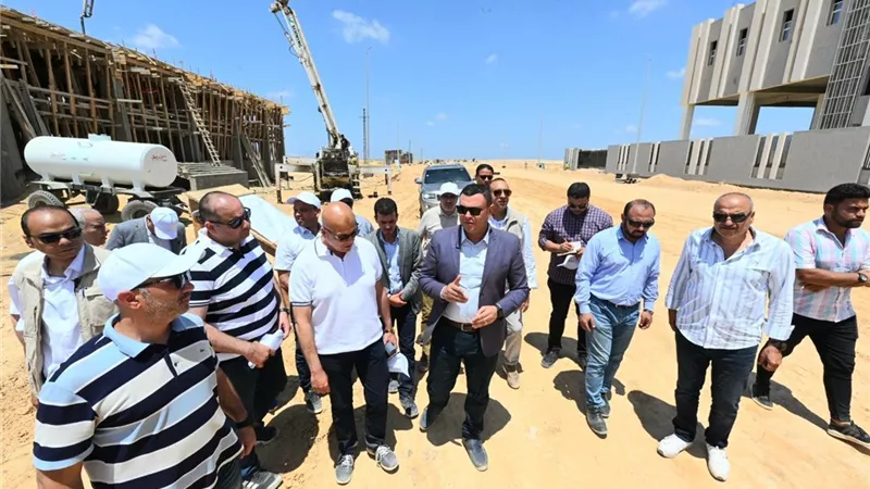 وزير الإسكان يتفقد مشروع مرافق الأراضي الصناعية وكوبري أعلى مسار القطار الكهربائي ببرج العرب الجديدة