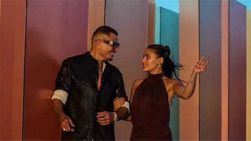 جنى عمرو دياب تتصدر الترند بصحبة والدها وشقيقتها كنزي