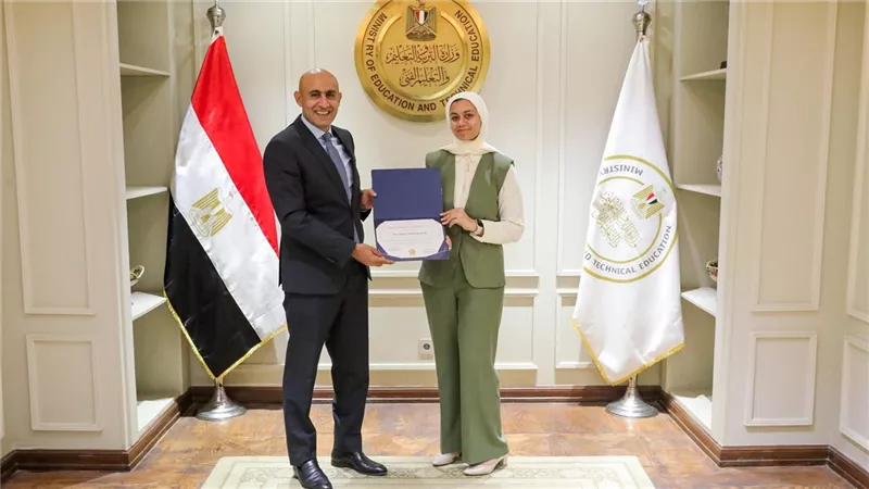  وزير التعليم يكرم الطلاب أوائل مدارس النيل المصرية الدولية