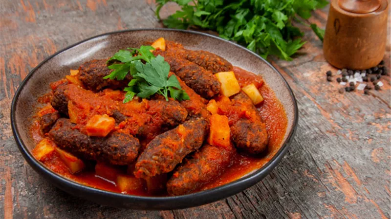 لذيذة واقتصادية.. طريقة عمل كفتة الأرز بالصلصة في مطبخك