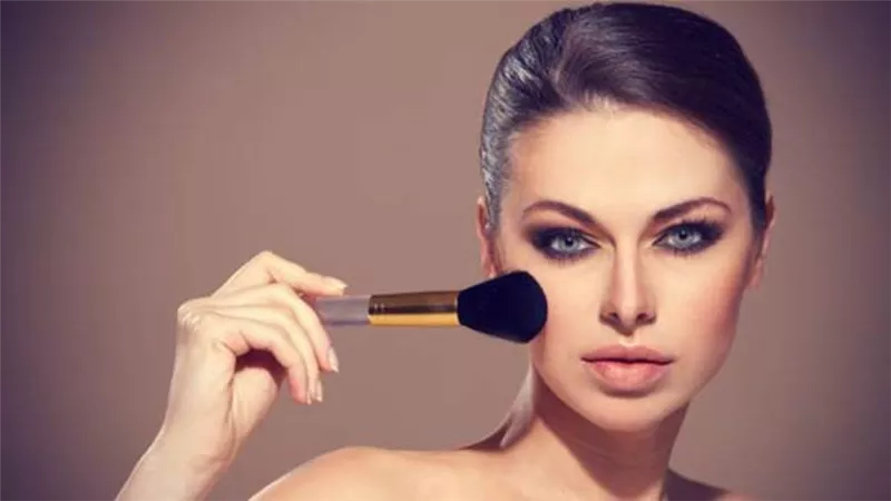لإطلالة ساحرة ..  خطوات تطبيق مكياج  لتوسيع العيون الصغيرة 