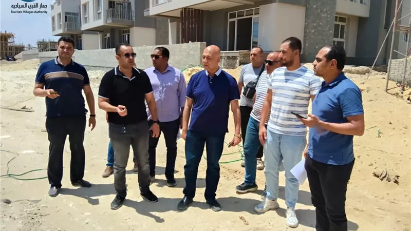 مسؤولو «الإسكان» يتفقدون المشروعات الجاري تنفيذها بالقرى السياحية في مارينا العلمين