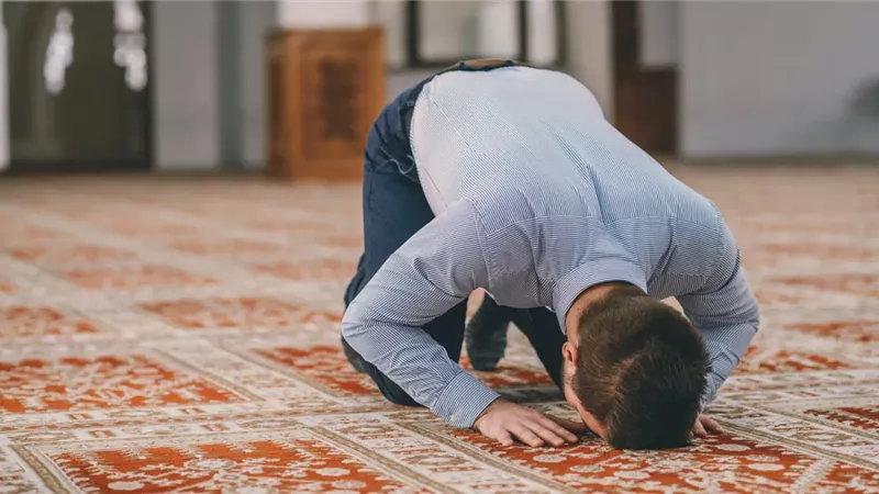 زوجي يرفض اصطحاب ابنه إلى الصلاة.. ماذا أفعل؟