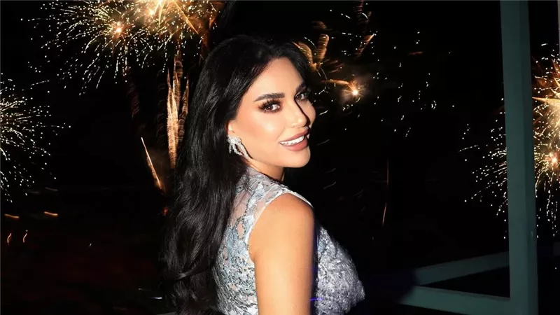 سيرين عبد النور تتلألأ بفستان فضي من توني ورد (صور)
