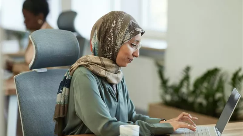 ما حكم عمل المرأة دون موافقة زوجها؟.. أمين الفتوى يُجيب