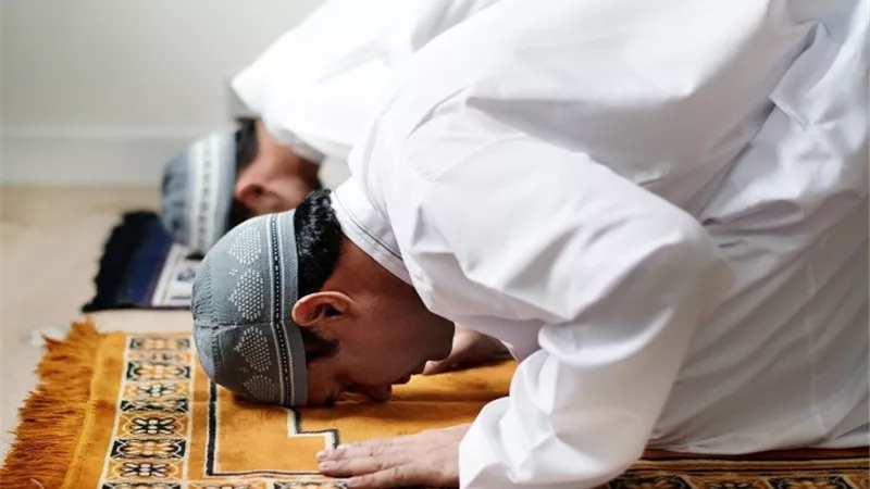 ما الفرق بين سجود الشكر وصلاة الشكر؟ .. «الإفتاء تُجيب»
