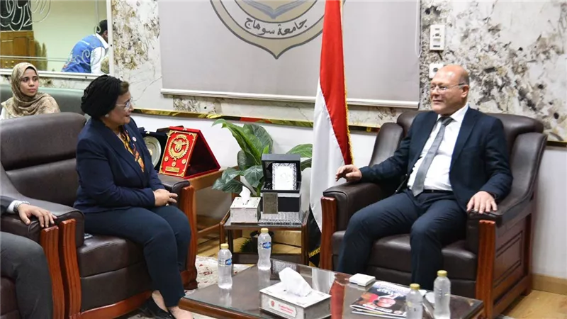 نائب وزير الصحة تبحث بجامعة سوهاج سبل مواجهة القضية السكانية ووفيات المواليد