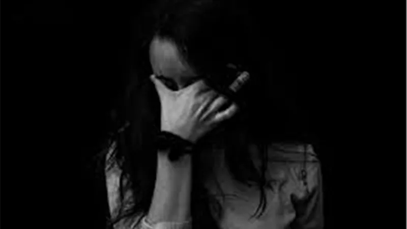 زوجي تغير معي بعد وفاة أبي وأمي.. ماذا أفعل؟